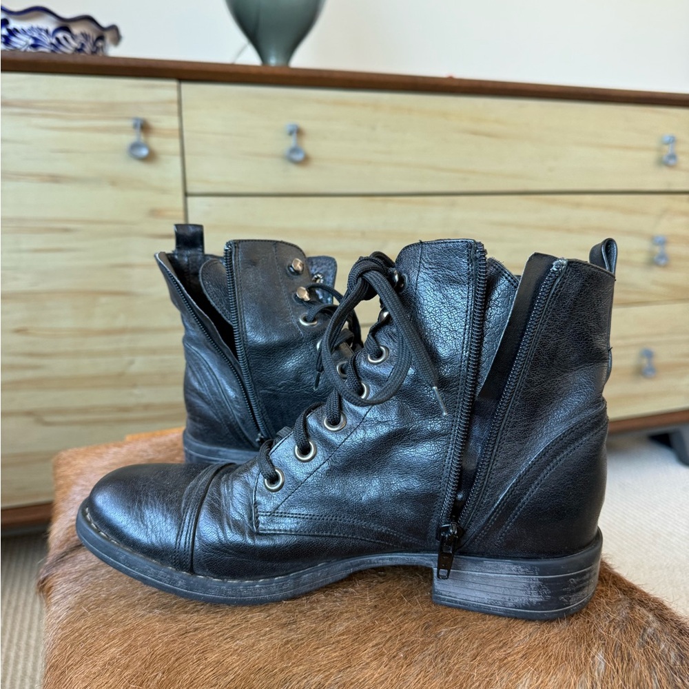 Women's Black Lace-Up Leather Boots - Picture 3 of 3